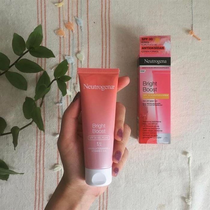 فلوئید ضد آفتاب SPF 30 برایت بوست نوتروژینا ۵۰میل 1 Neutrogena Bright Boost SPF 30 Protective Cream